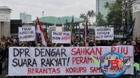 Aksi Massa di Depan Gedung Pemerintah