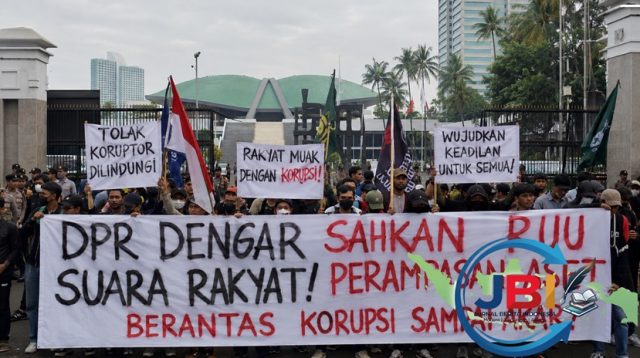 Aksi Massa di Depan Gedung Pemerintah
