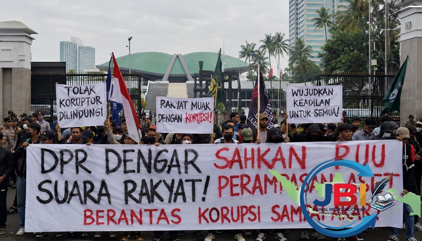 Aksi Massa di Depan Gedung Pemerintah