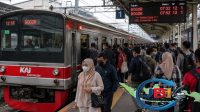 Kereta KRL Bogor di Peron Padat