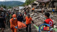 ntt1 Petugas melakukan evakuasi korban gempa di wilayah Flores Nusa Tenggara Timur