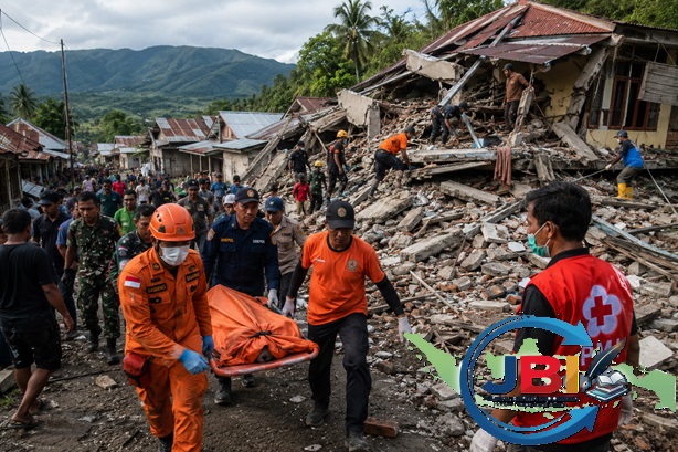 Petugas melakukan evakuasi korban gempa di wilayah Flores Nusa Tenggara Timur