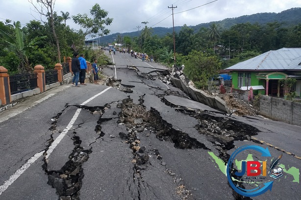Jalan Retak di Pedesaan Pasca Gempa
