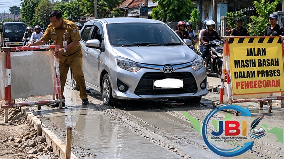 Pengecoran Jalan dan Antrean Kendaraan