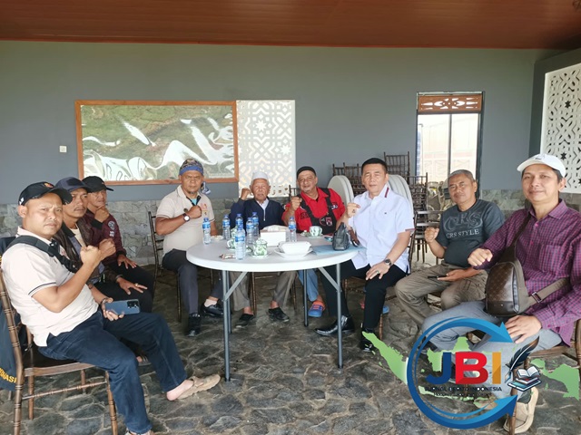 Foto dok. (Pengurus DPC PWRI Kab Bogor Bersama Ketua Umum PWRI DR Suryanto SH,MH dan para sesepuh masyarakat dicipelang Cijeruk Kab Bogor)