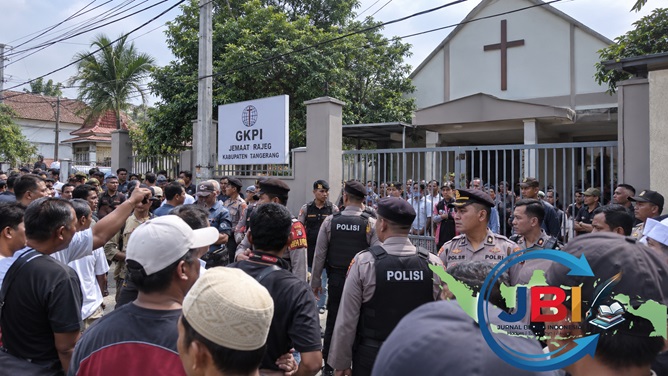 kerumunan tegang didepan gereja GKPI