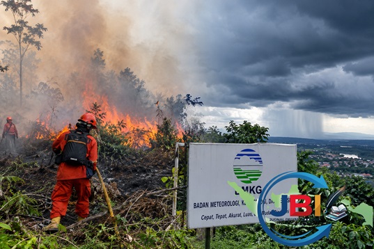 https://jurnalberitaindonesia.com Ilustrasi kebakaran hutan dan lahan serta ancaman kabut asap di Indonesia.