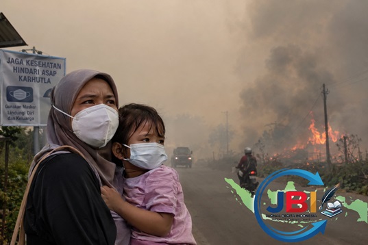 https://jurnalberitaindonesia.com Ilustrasi kabut asap karhutla dan dampaknya terhadap kesehatan ibu dan anak.